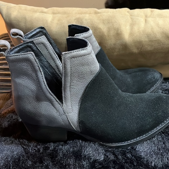 JOURNEE LEATHER COLOR BLOCK ANKLE BOOTS - Picture 2 of 6